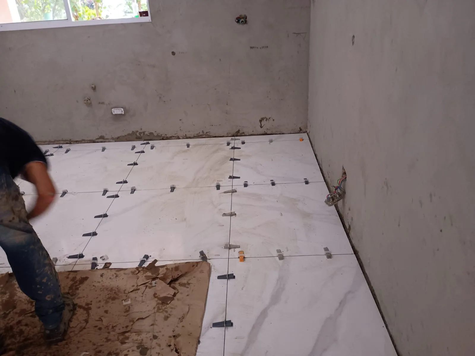 Instalação de piso interno por Carlos Pessoa em Cotia - SP