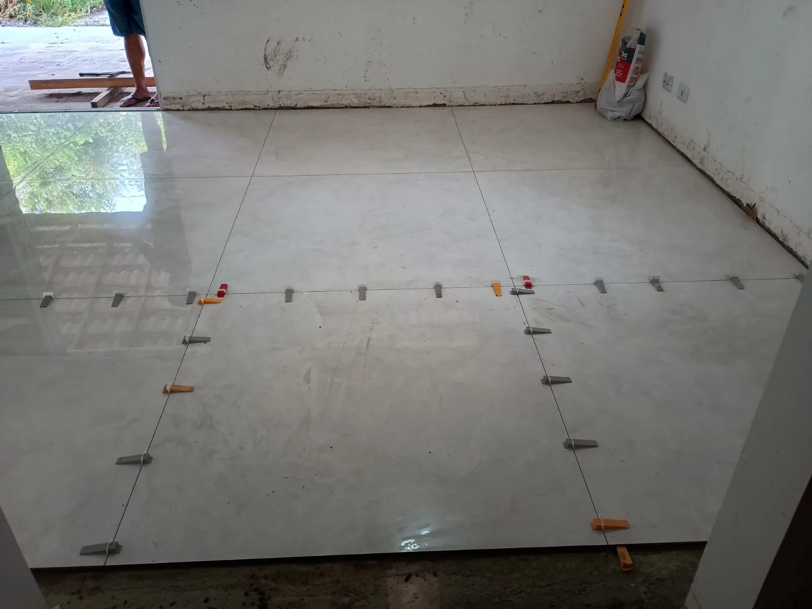Instalação de piso interno por Carlos Pessoa em Cotia - SP