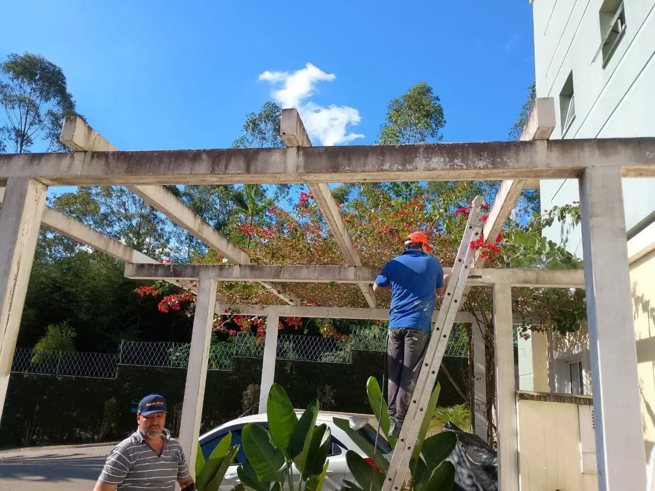 Equipe de Carlos Pessoa reformando pergolado de concreto em Cotia - SP