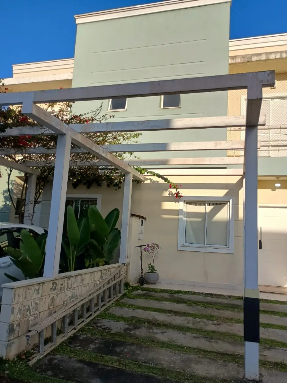 Pergolado reformado e pintado de branco por Carlos Pessoa em Cotia - SP